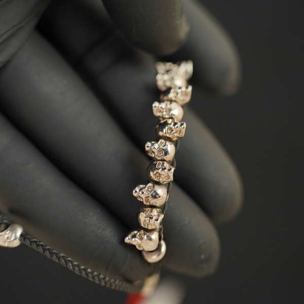 Vòng tay Alexander MC Qeen đen đính đầu lâu KG+