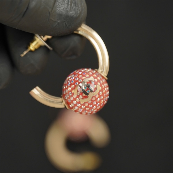 Bông tai Chanel đính châu hồng KG+