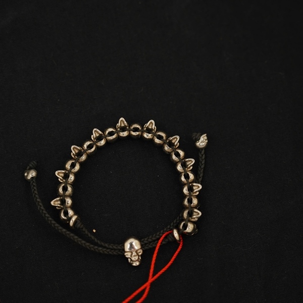 Vòng tay Alexander MC Qeen đen đính đầu lâu KG+