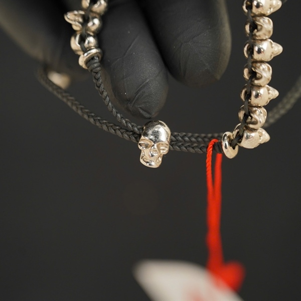 Vòng tay Alexander MC Qeen đen đính đầu lâu KG+