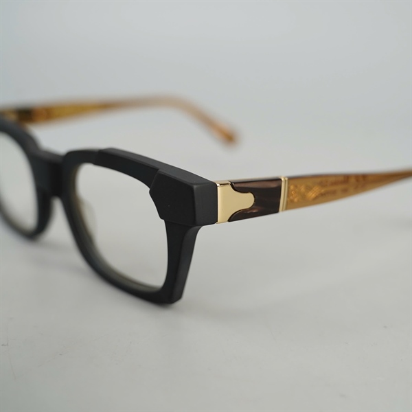 Kính Kuboraum đen S3 BM (50-22-145) KG+