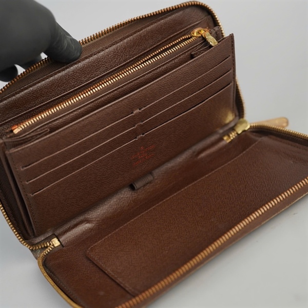 Ví LV dài ô vuông nâu khóa zip (A-T) KG+