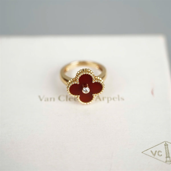 Nhẫn Van Cleef vàng hoa đỏ +