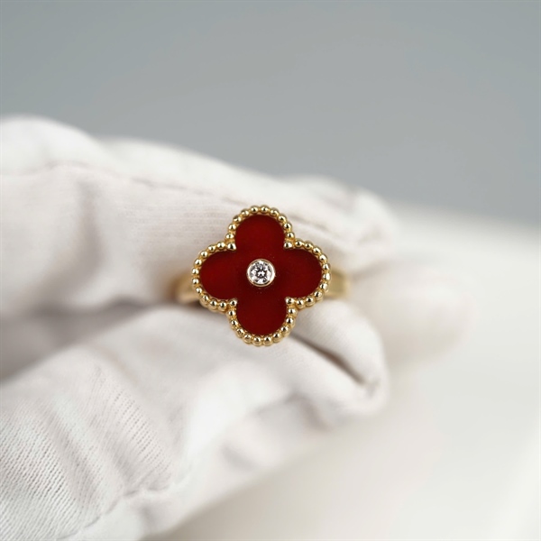 Nhẫn Van Cleef vàng hoa đỏ +