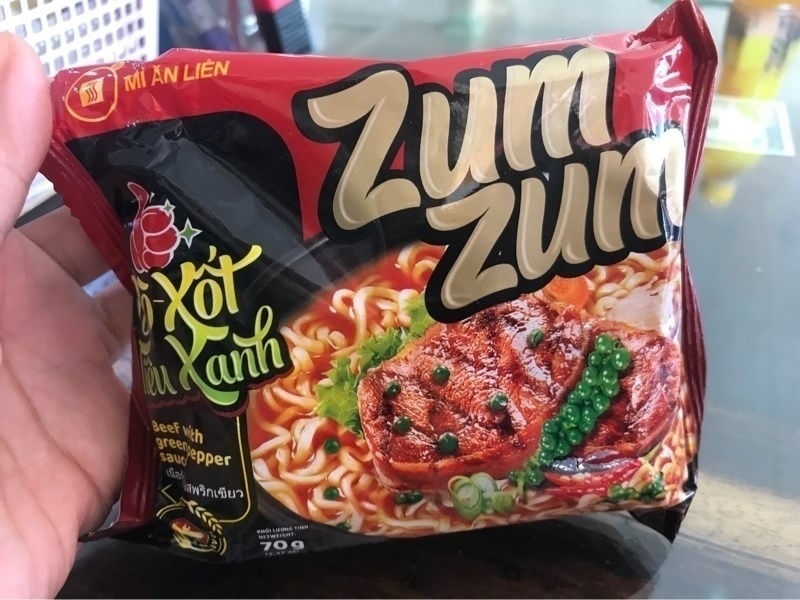 Mì Tôm Bò Xốt Tiêu Xanh Zum Zum One One 70G