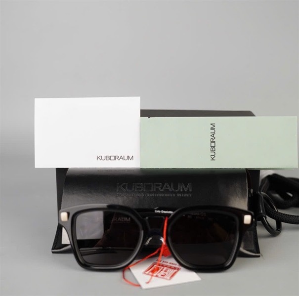 Kính Kuboraum đen Q3 BS (51-22-145) KG+