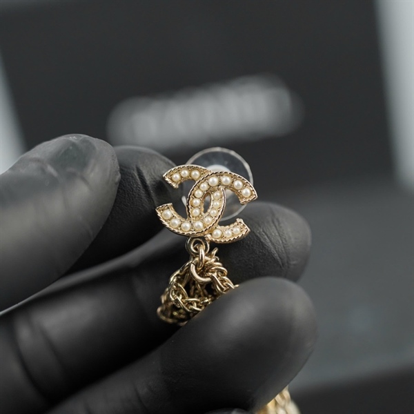 Bông tai Chanel dài đính ngọc trai +