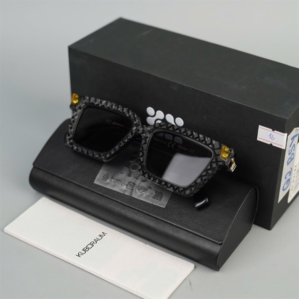 Kính Kuboraum đen viền họa tiết BYS (50-18-145)) KG+