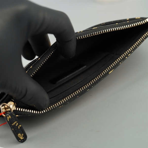 Ví Chanel đen họa tiết vàng (28209605) sz19 KG+