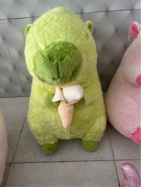 Gấu capy xanh ôm chuối