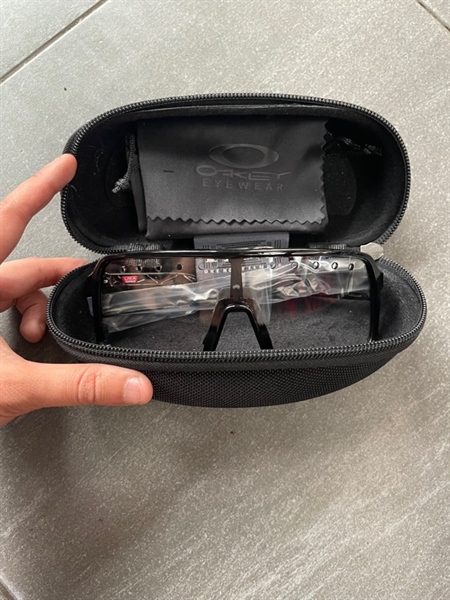 Kính Oakley Mắt Đổi Màu - Đen Chấm (Chiếc)