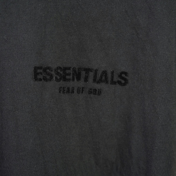 Áo thun Essentials đen cổ tròn logo trái +