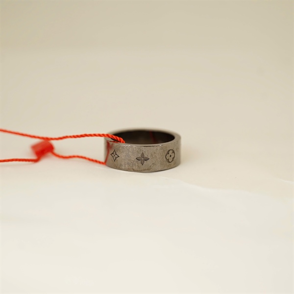 Nhẫn LV hoa bạc +