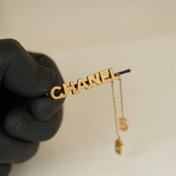 Kẹp tóc Chanel vàng +