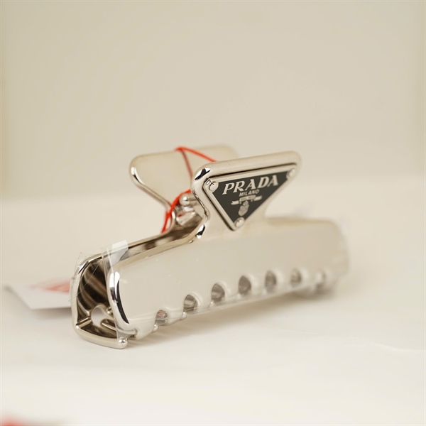 Kẹp tóc Prada bạc +