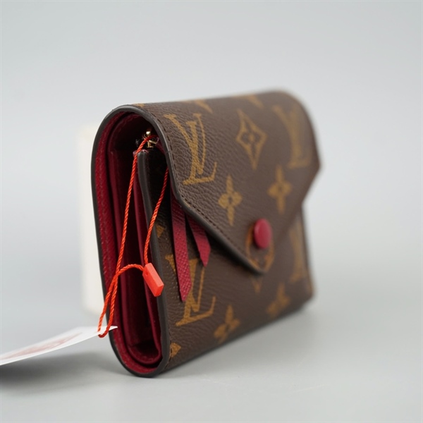 Ví LV hoa nâu gập 3 nút đỏ (LT) KG+