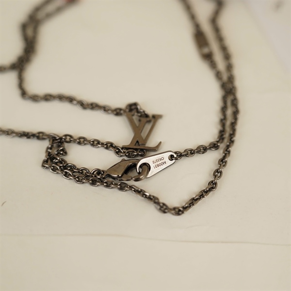 Dây chuyền LV hình hoa đen ánh bạc +