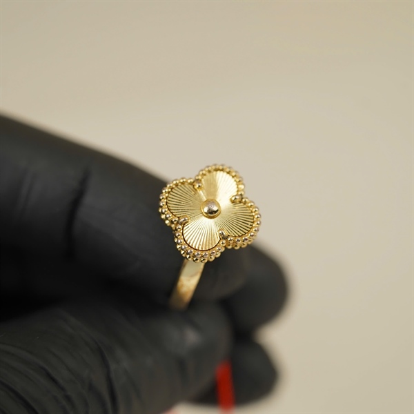 Nhẫn Van Cleef hoa vàng +