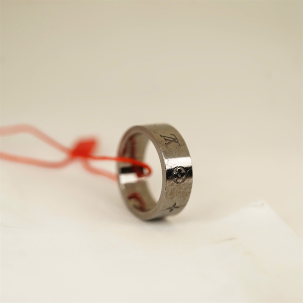 Nhẫn LV hoa bạc +