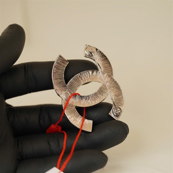 Cài áo Chanel bạc đính đá +