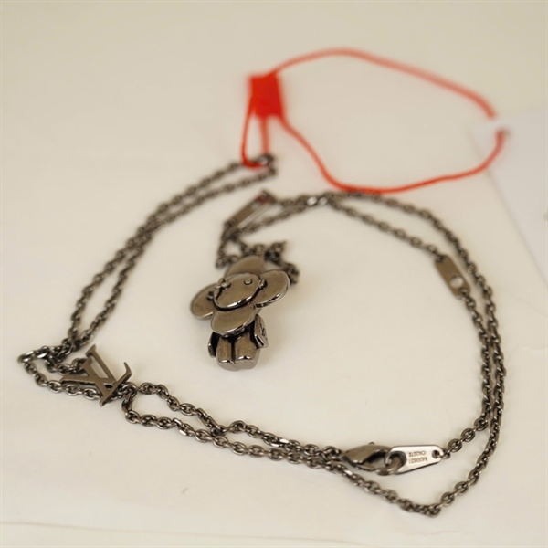 Dây chuyền LV hình hoa đen ánh bạc +