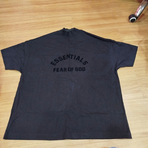 Áo thun Essentials đen cổ tròn in logo nổi sx XS +