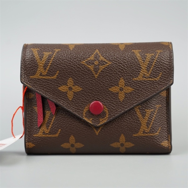 Ví LV hoa nâu gập 3 nút đỏ (LT) KG+