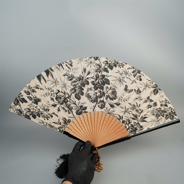 Quạt GG trắng họa tiết +