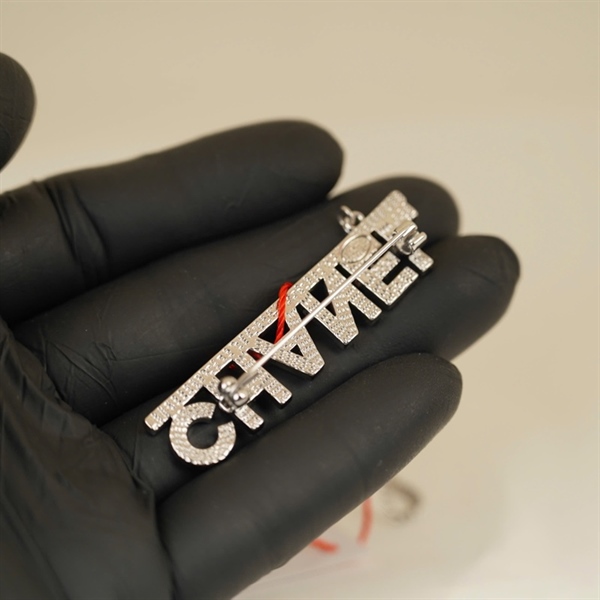 Cài áo Chanel đính đá +
