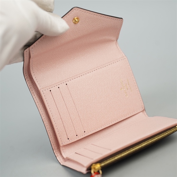 Ví LV hoa nâu gập 3 nút hồng KG+