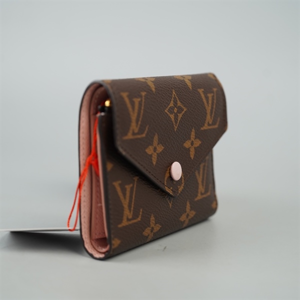 Ví LV hoa nâu gập 3 nút hồng KG+