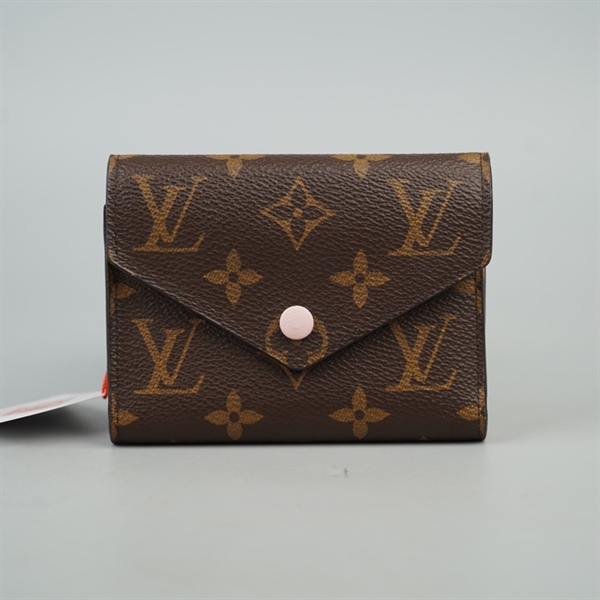 Ví LV hoa nâu gập 3 nút hồng KG+