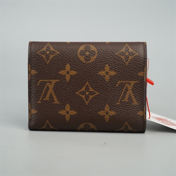 Ví LV hoa nâu gập 3 nút hồng KG+