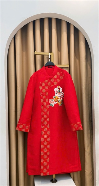 Áo dài gấm viền thêu lân