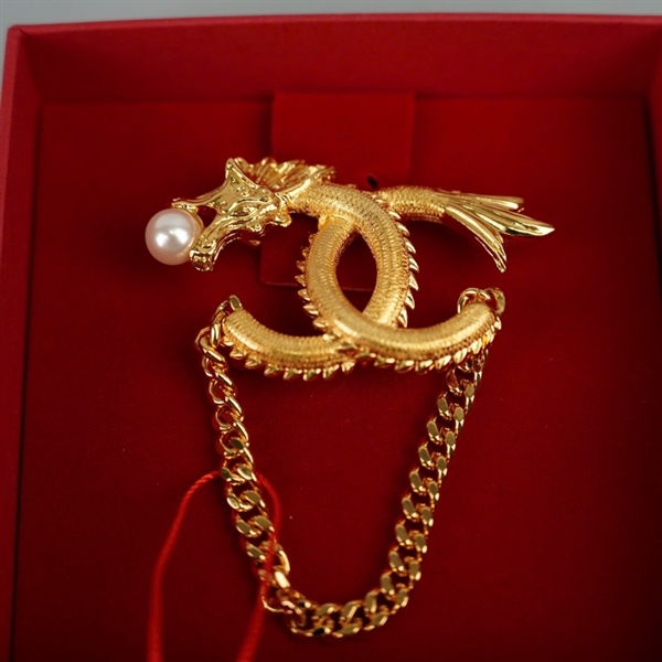 Cài áo Chanel vàng hình rồng +