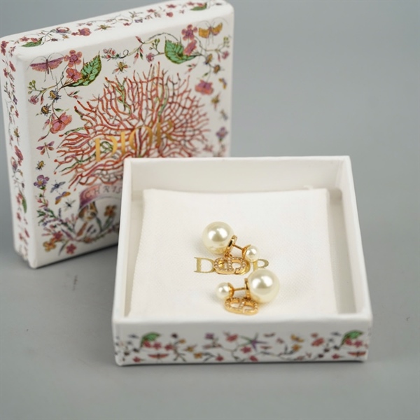 Bông tai Dior ngọc trai +