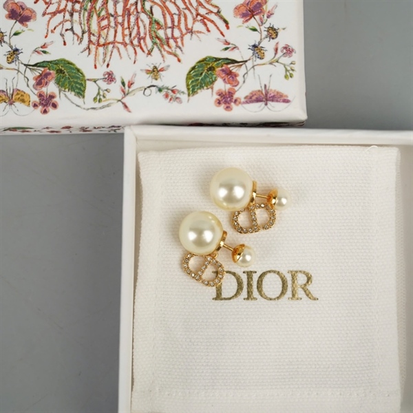 Bông tai Dior ngọc trai +