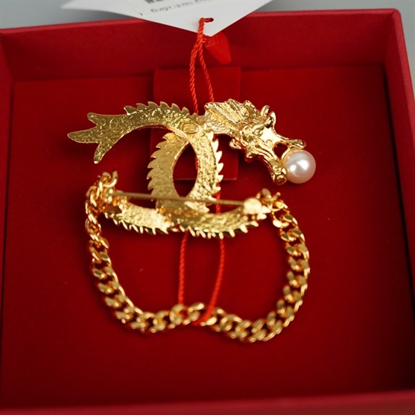 Cài áo Chanel vàng hình rồng +