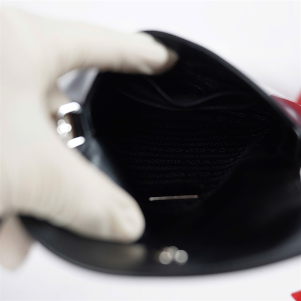 Túi Prada kẹp nách đen sz18 KG+