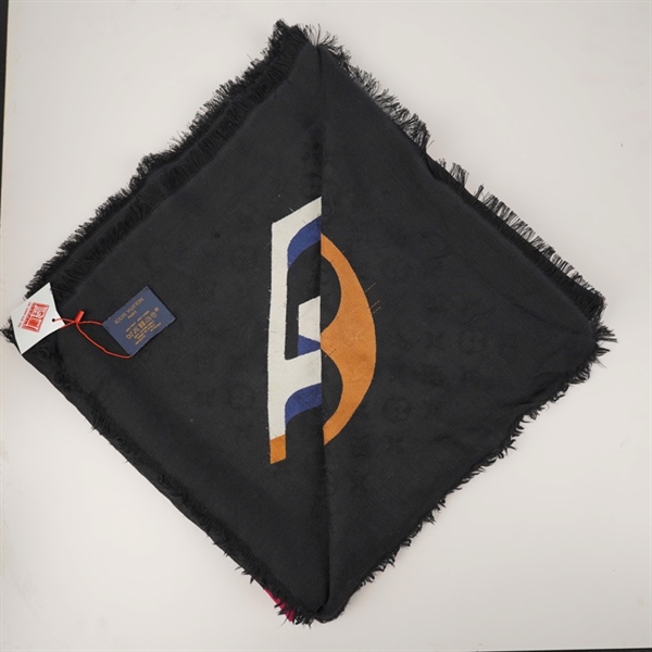 Khăn LV hoa đen họa tiết +