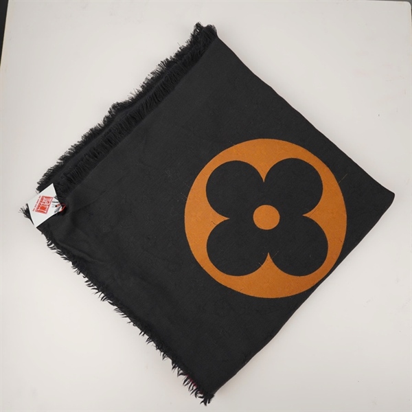 Khăn LV hoa đen họa tiết +