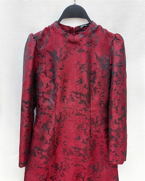 Áo dài gấm cổ thấp tay phồng dài