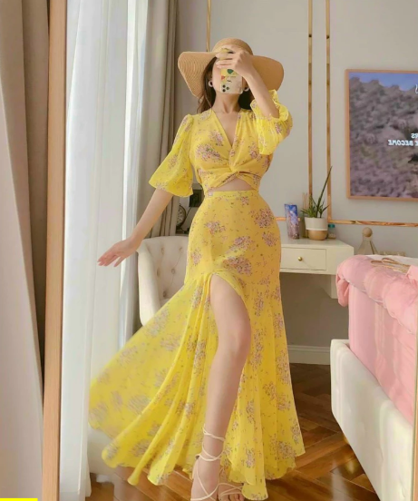 Đầm maxi vàng xẻ tà họa