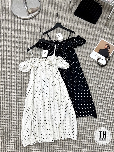 Váy đũi trễ vai chấm bi