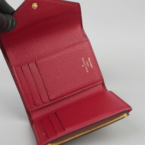 Ví LV hoa nâu gập 3 nút đỏ (LT) KG+