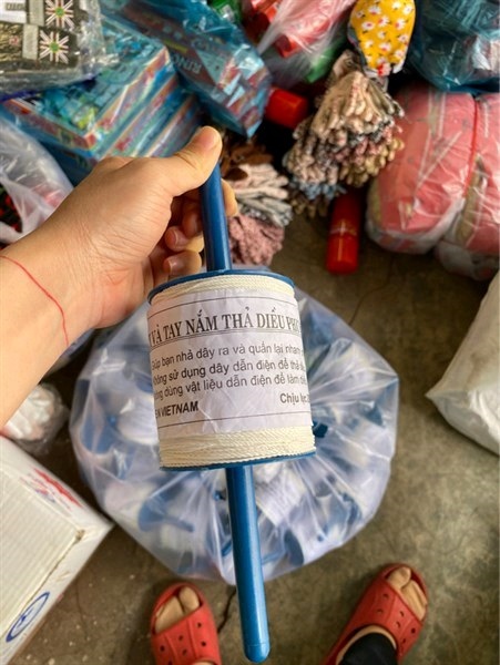 Chỉ thả diều có tay cầm