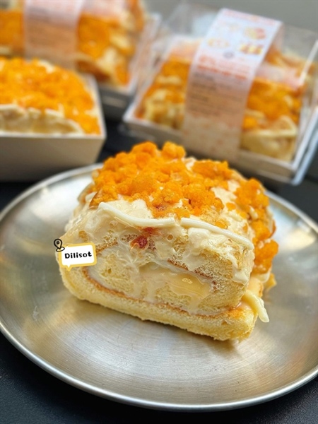 Bánh cuộn sốt trứng muối