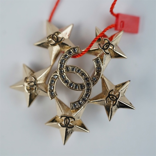 Cài áo Chanel hình ngôi sao +