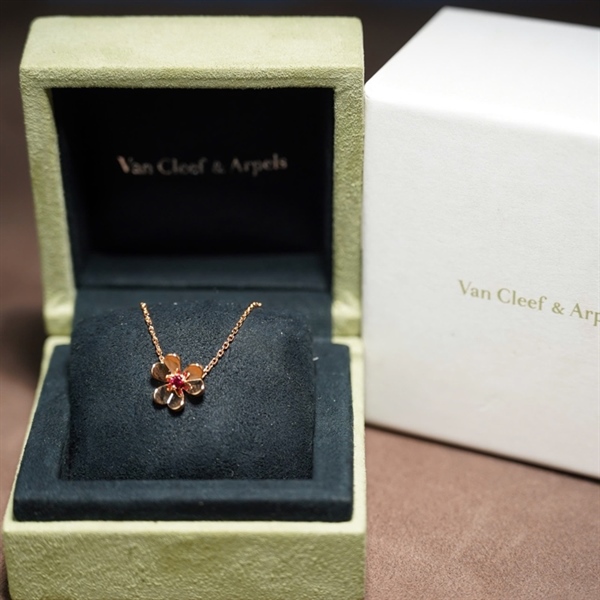 Vòng tay Van Cleef hoa đỏ (JC861071) (LN) KG+