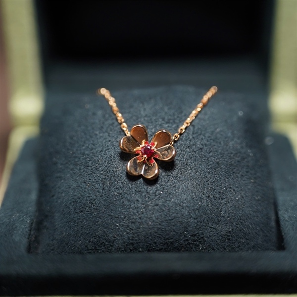 Vòng tay Van Cleef hoa đỏ (JC861071) (LN) KG+